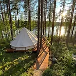 Alaska Glamping Linnansaari خيمة فخمة سافونلينّا