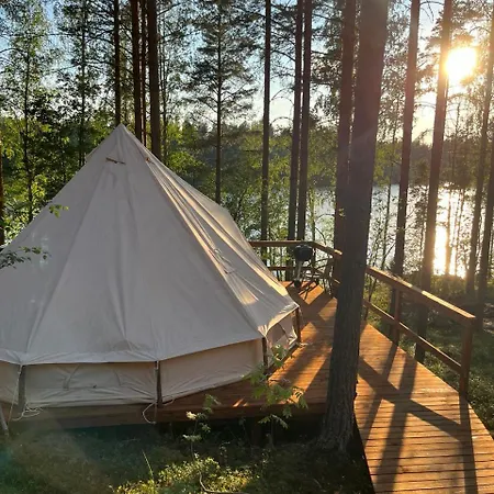 Alaska Glamping Linnansaari Luxe tent